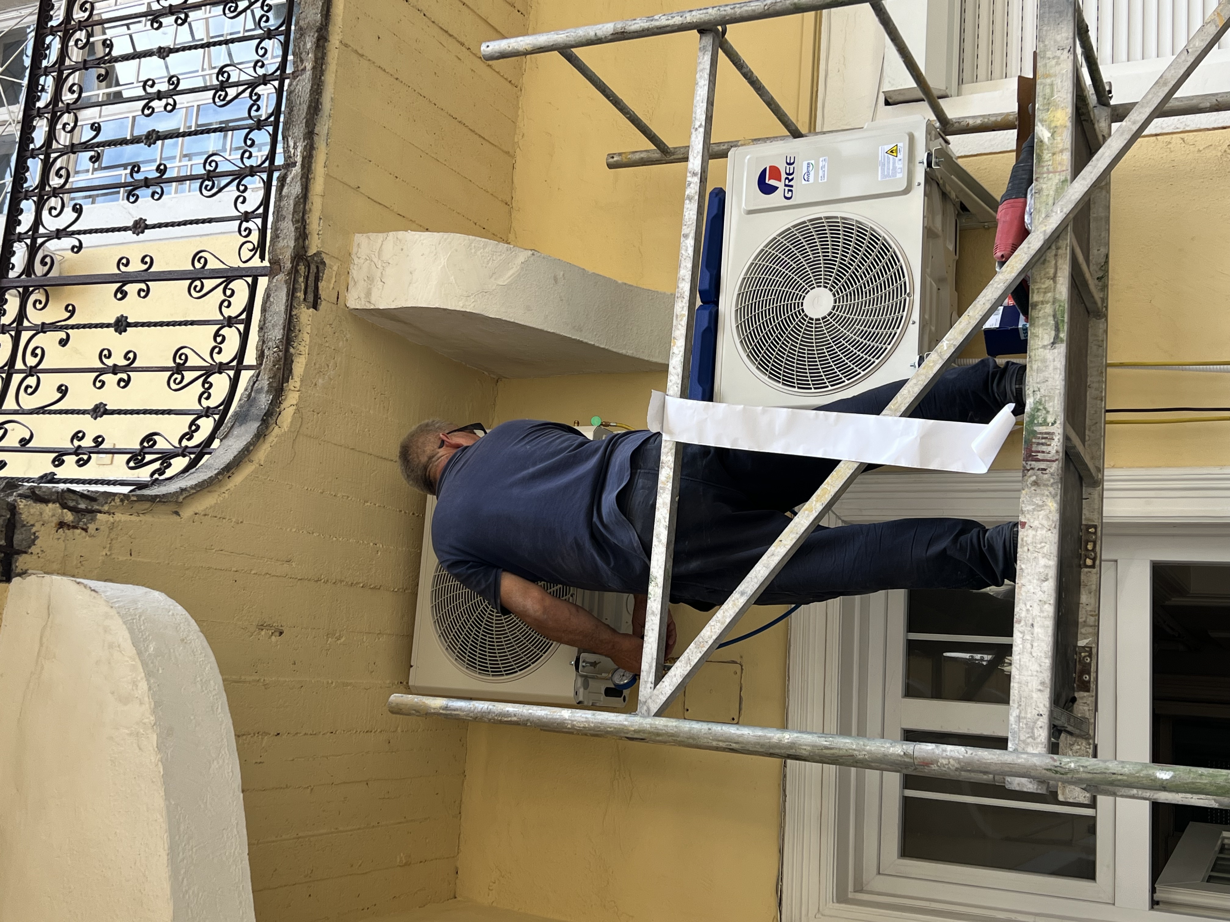 Klíma kültéri egység telepítése állványról
